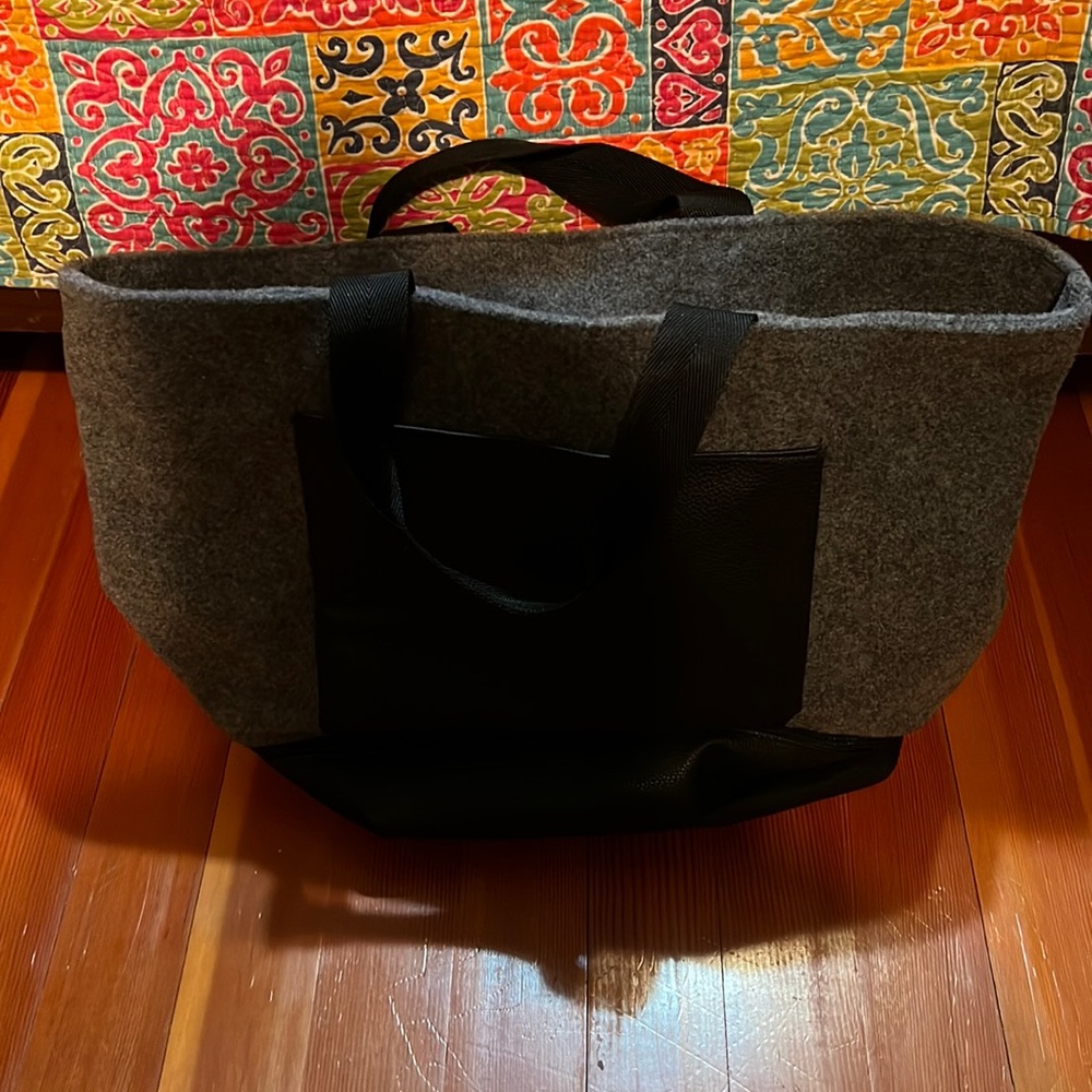 Travel bag with lower compartment for shoes